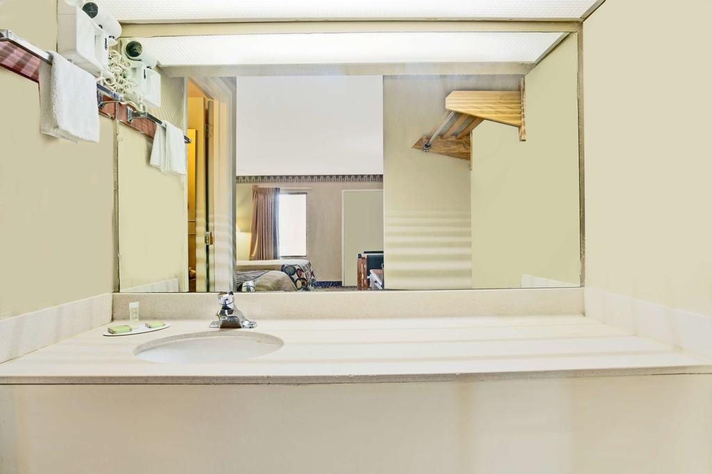 Hotel Super 8 Newnan Extérieur photo